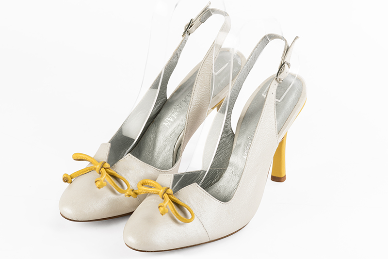 Off white women's open back shoes, with a knot. Round toe. Very high slim heel. Front view - Florence KOOIJMAN